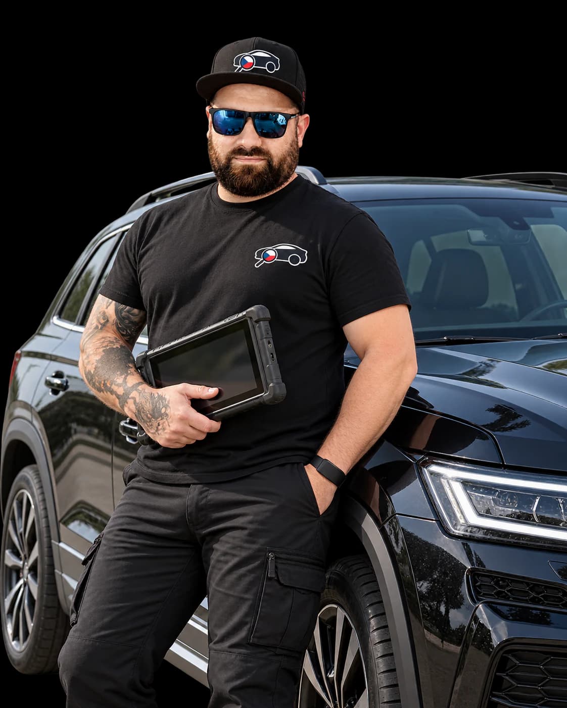 Ladislav Křivánek opřený o auto s tabletem