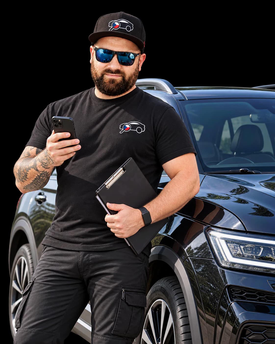 Ladislav Křivánek opřený o auto s telefonem a podklady ke kontrole