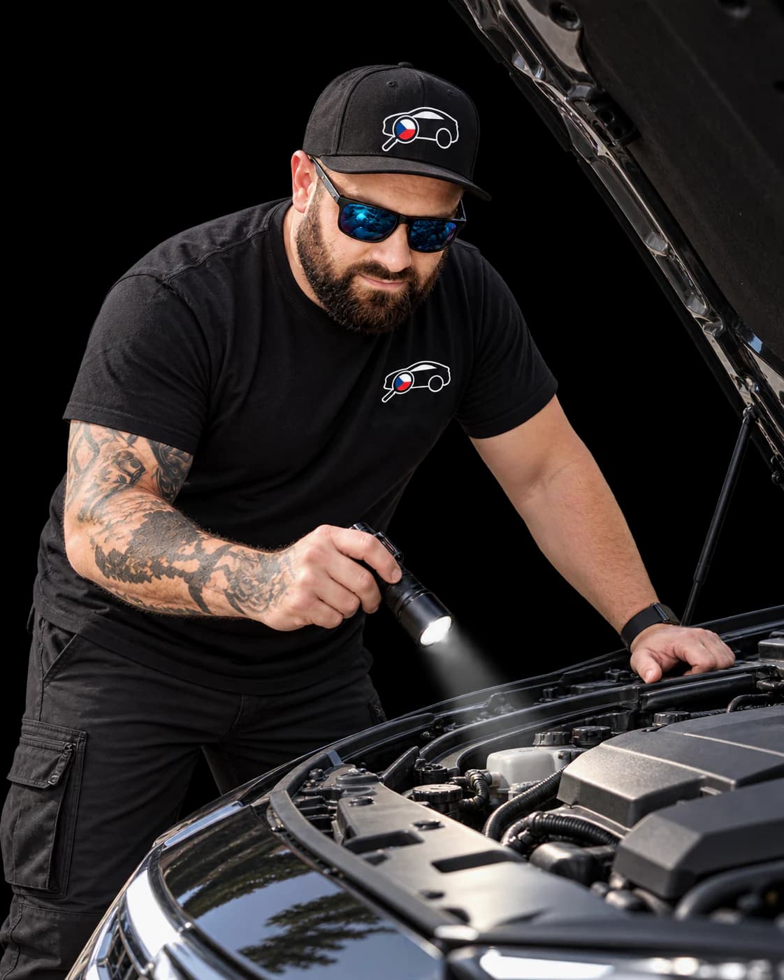 Ladislav Křivánek při důkladné kontrole motorového prostoru